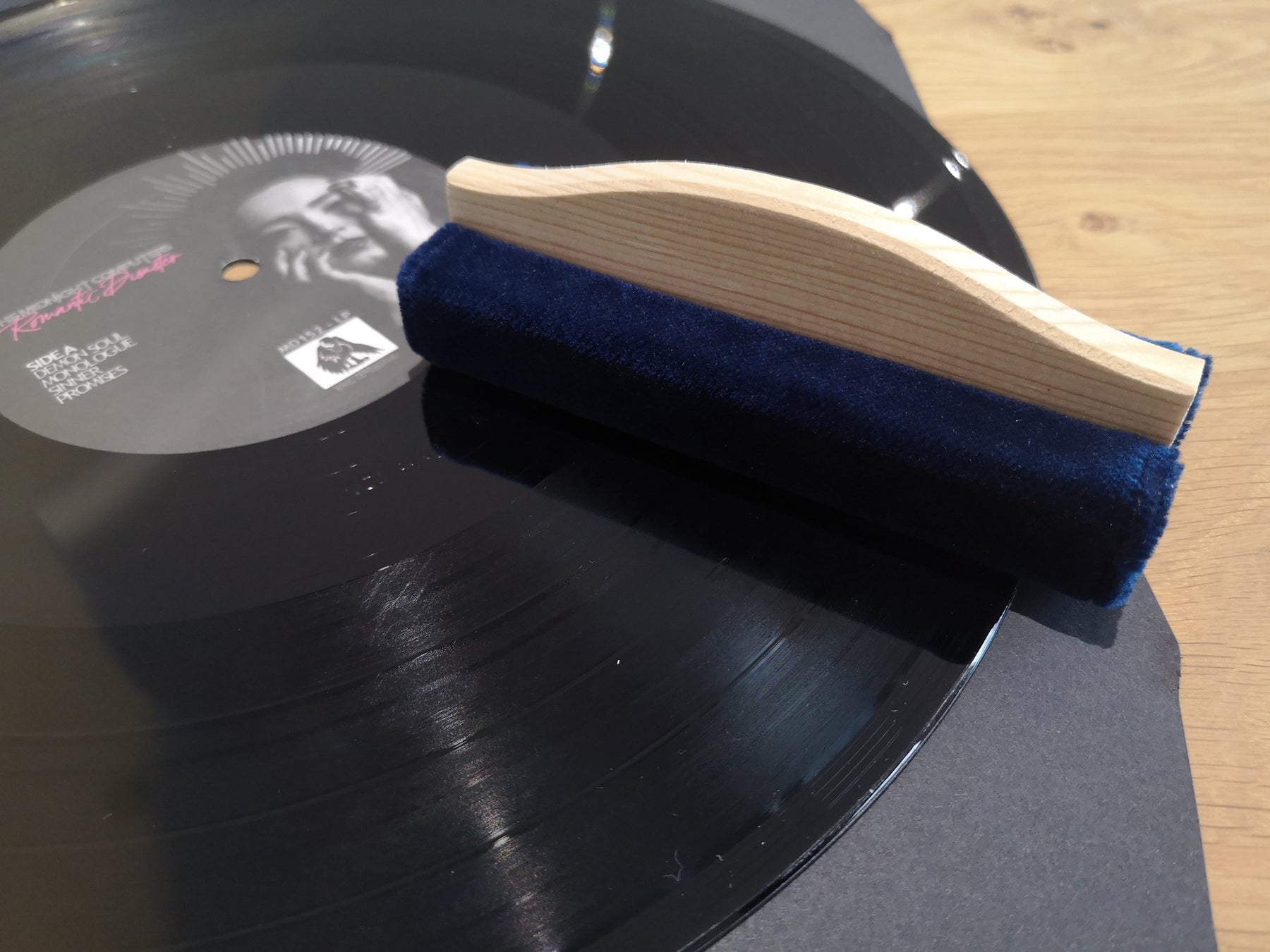 Brosse anti-statique en bois de hêtre pour vinyle - TRIANGLE HI-FI –  Manufacture TRIANGLE Hi-Fi